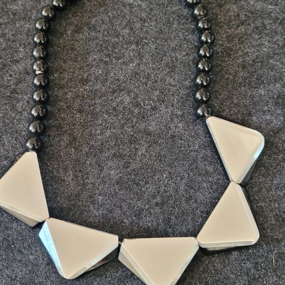 Vintage beaded and big mirrored triangle Necklace Black with mirror triangles - Picture 2 of 3